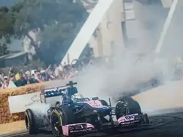 Franco Colapinto ensaya un “donut” en el festival de Goodwood. Foto: IG