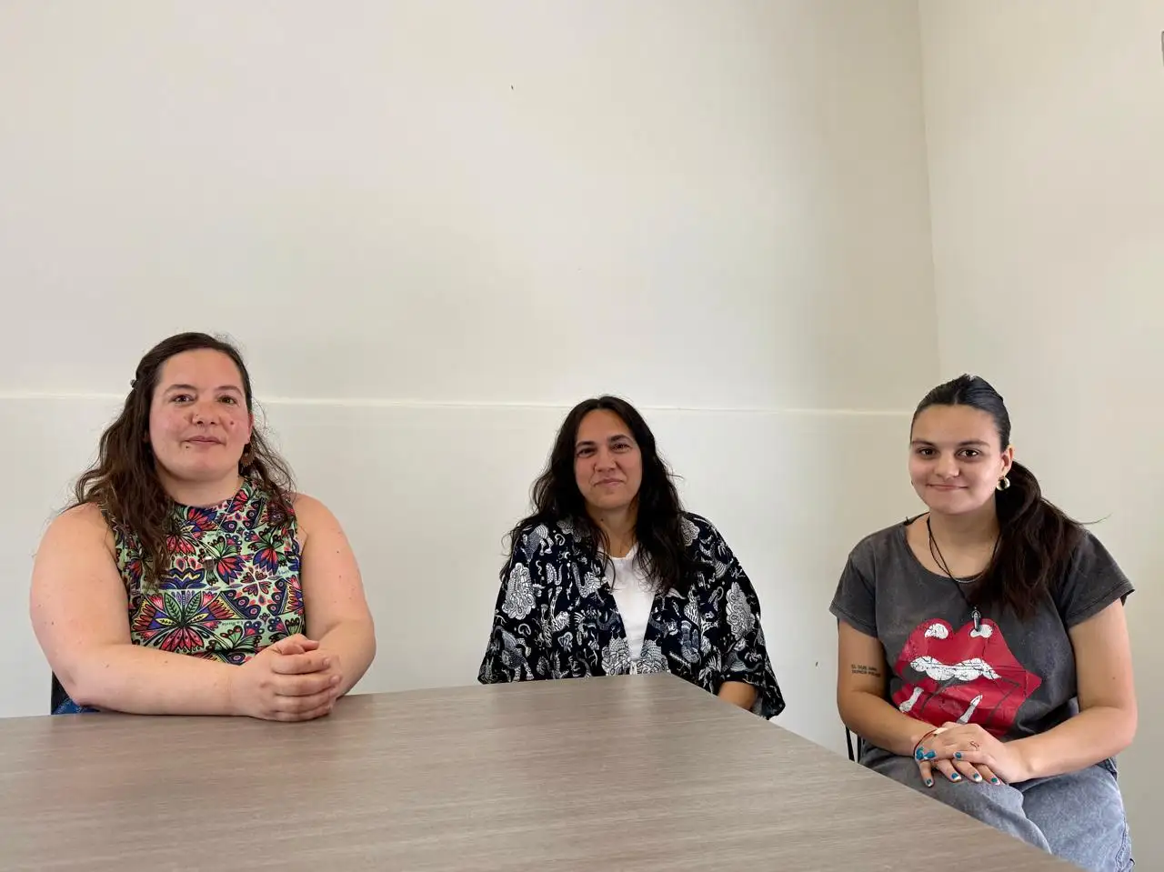 Dana Valente Ezcurra, Jésica Esparza y Paloma Draghi, tres de las integrantes del Observatorio Social que trabajaron en el informe sobre La Movediza 1.