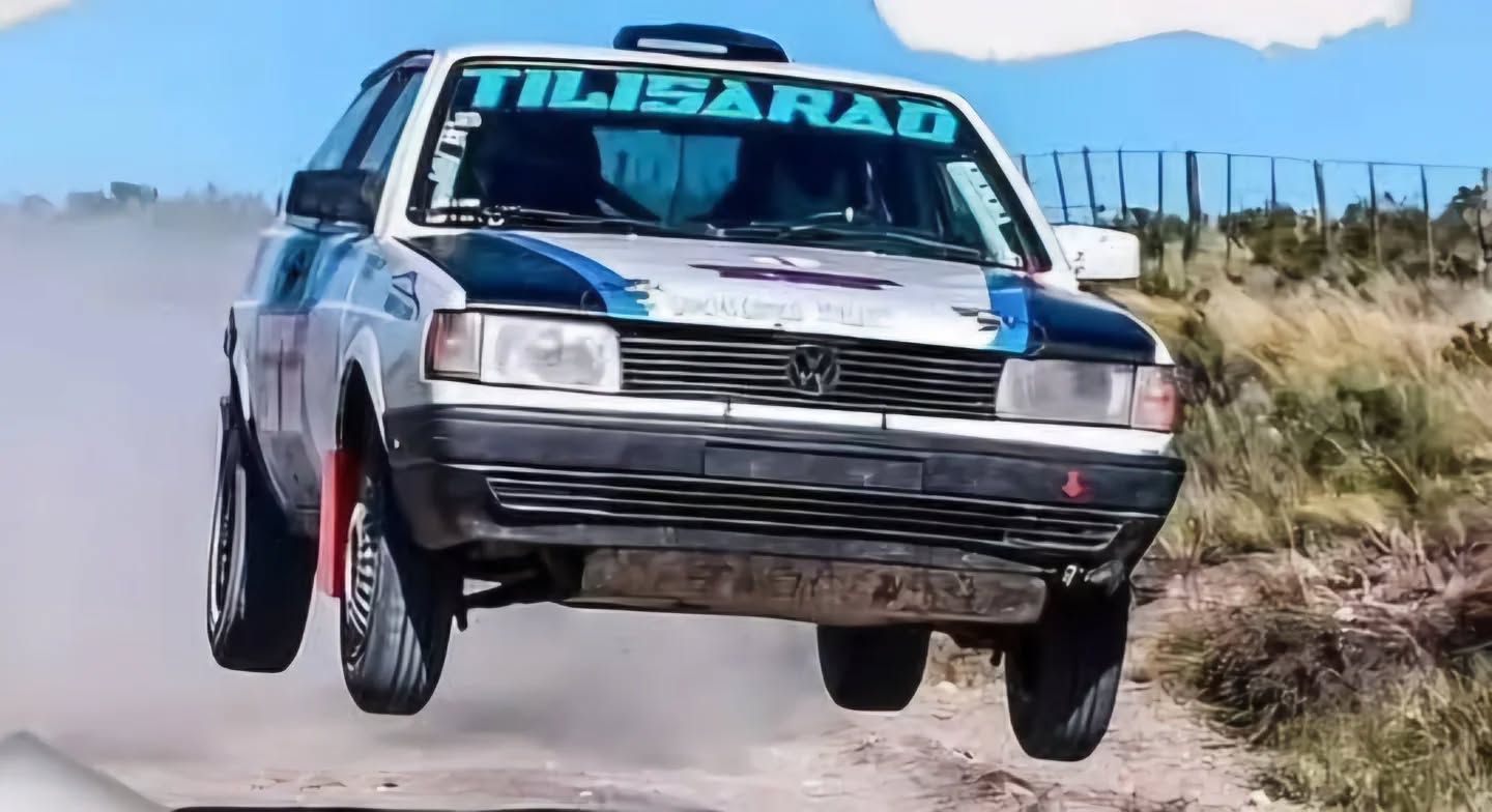 Conmoción: murió un piloto de rally tras chocar y quedar atrapado dentro de un auto en llamas