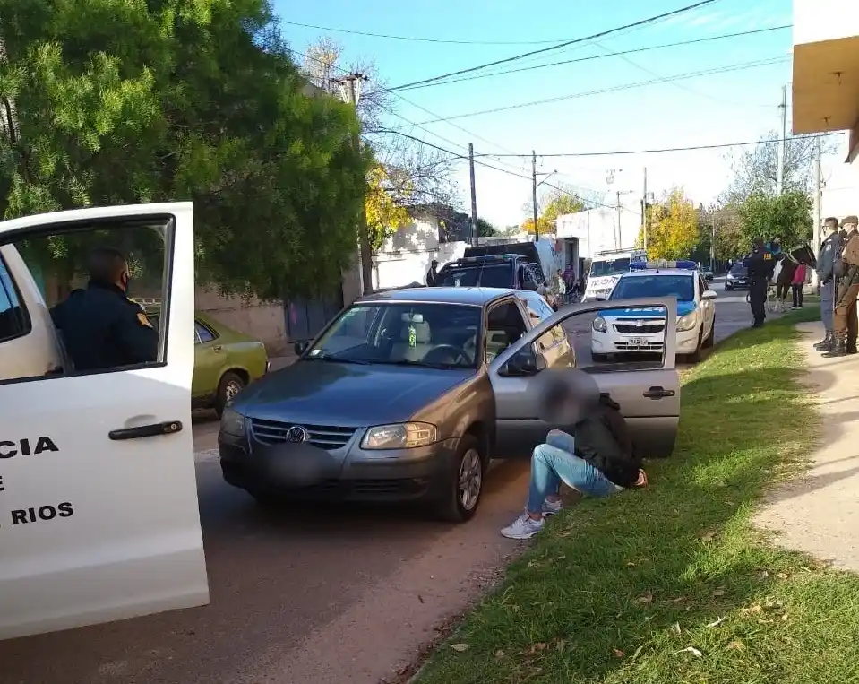 Les quitaron el auto por manejar sin documentación y con marihuana