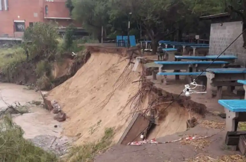 Tras la grieta, el derrumbe: por la histórica bajante del Paraná, se desmoronó una parte del club Mitre