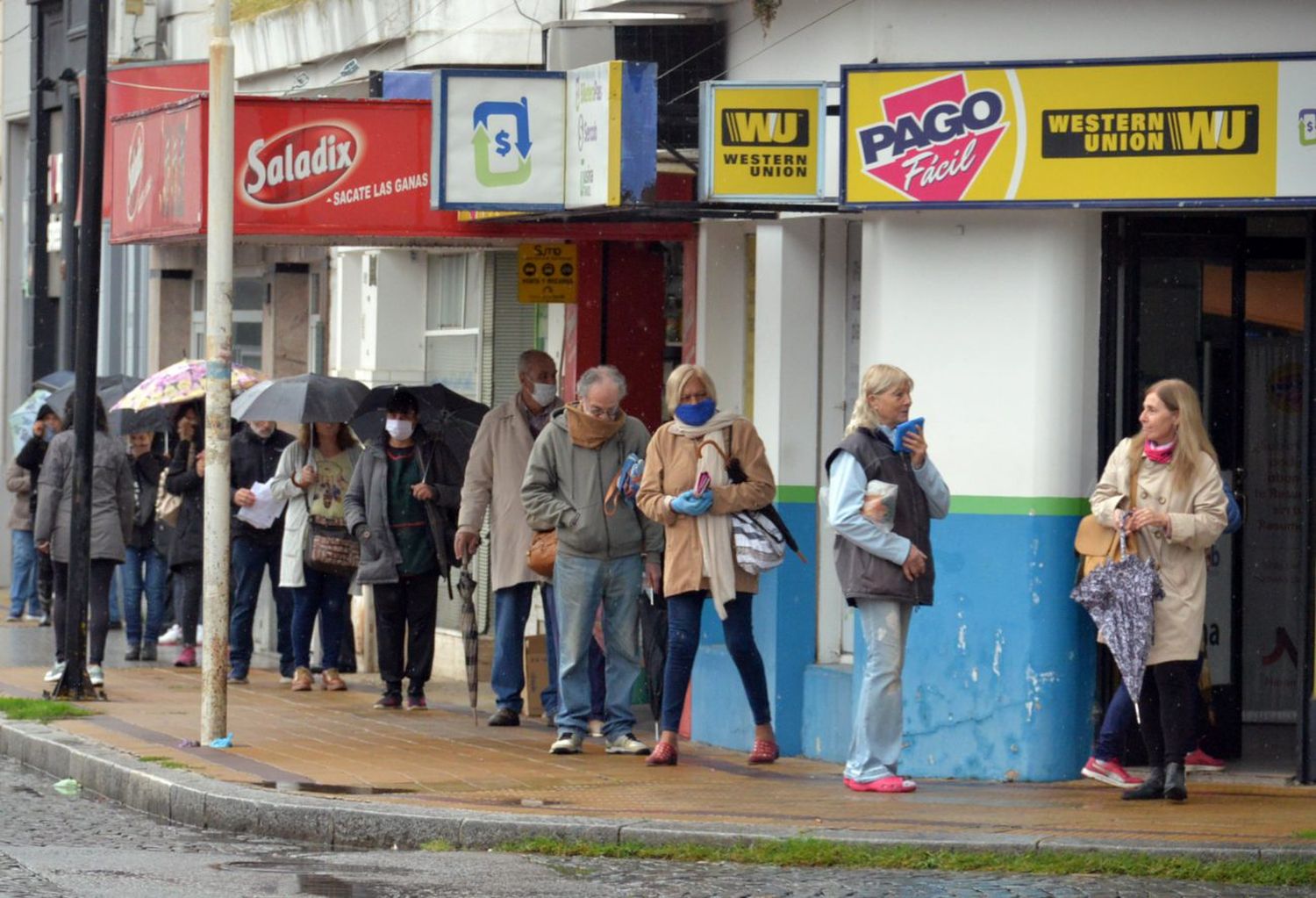 Hubo largas filas para abonar servicios en el primer día de apertura de los puntos de pago