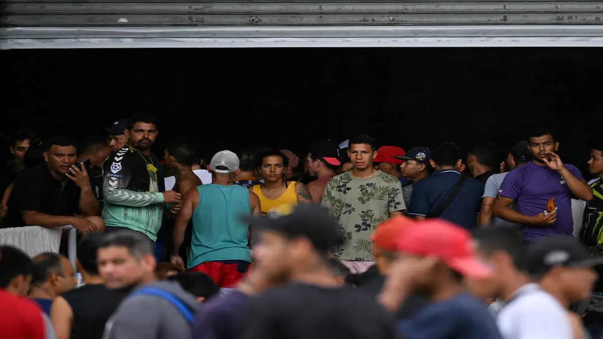 Venezolanos en Panamá ESPERAN HACINADOS EN UN GALPÓN que los regresen al país