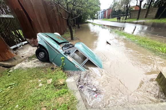En medio del temporal, cayó un auto en una zanjón en Caseros 2000