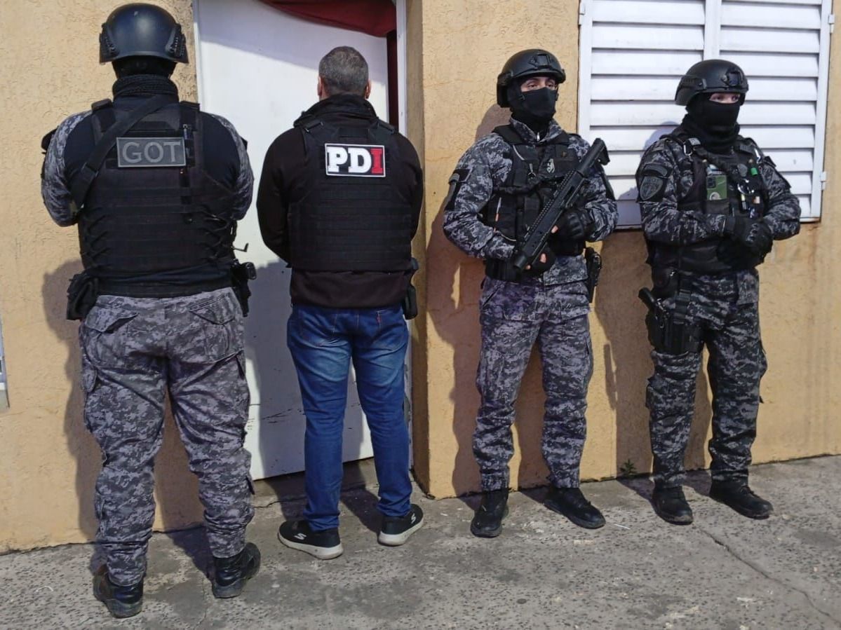 Rosario: la PDI detuvo a dos hombres y recuperó indumentaria robada a una empresa local