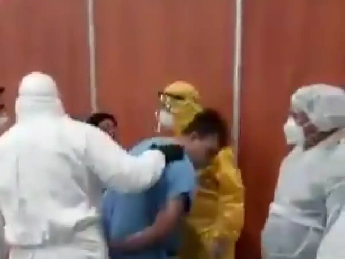 Una increíble batalla campal entre enfermos de coronavirus