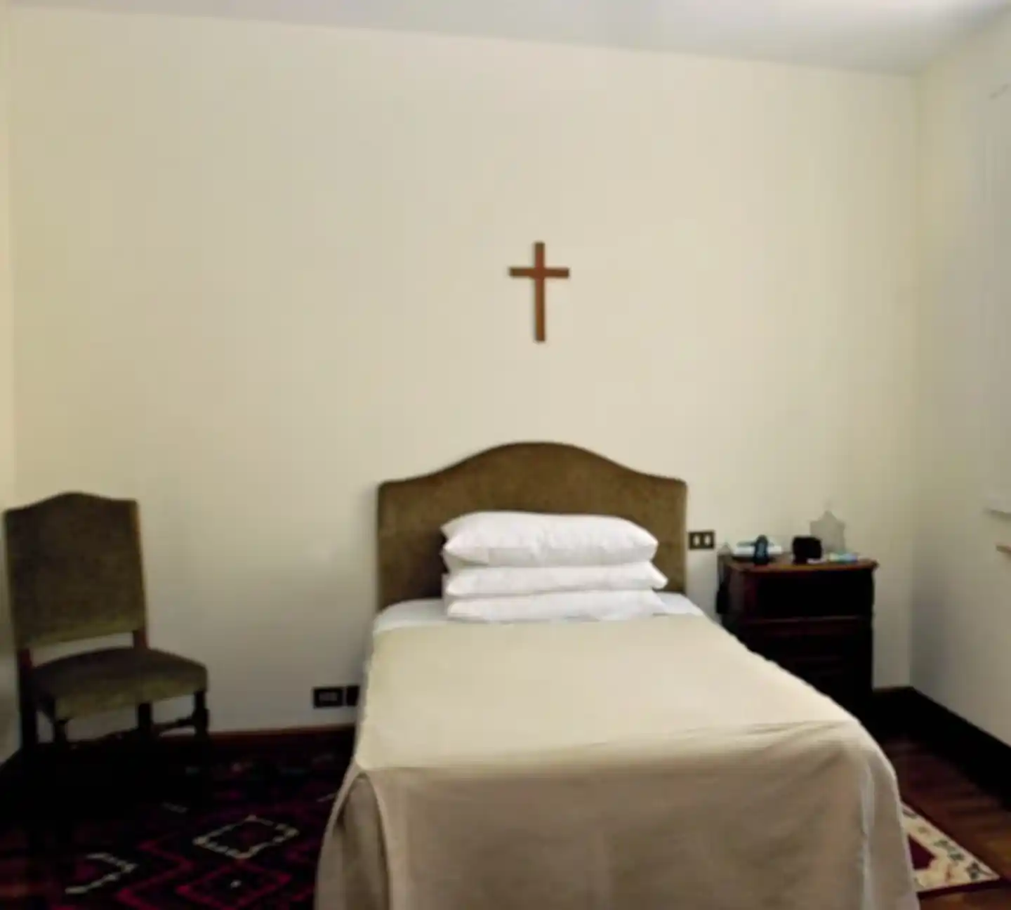 ¿Cómo era la habitación en la que murió el papa Francisco?