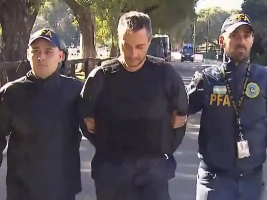 Imágenes del detenido siendo trasladado por personal de la PFA (Foto: Agencia Noticias Argentinas / captura)