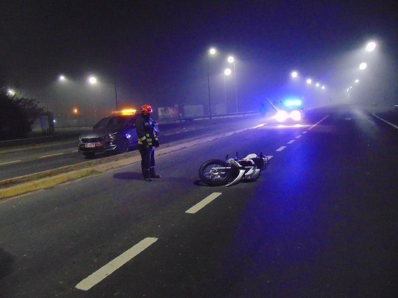 La moto quedó tendida sobre la calzada.