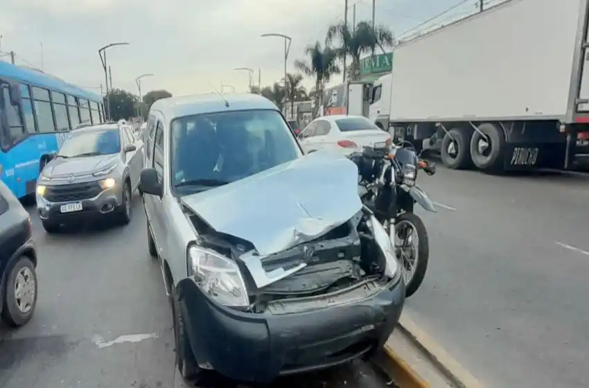 Delincuentes huían de la policía a toda velocidad y destrozaron una camioneta: «Era mi fuente de trabajo y la destruyeron»