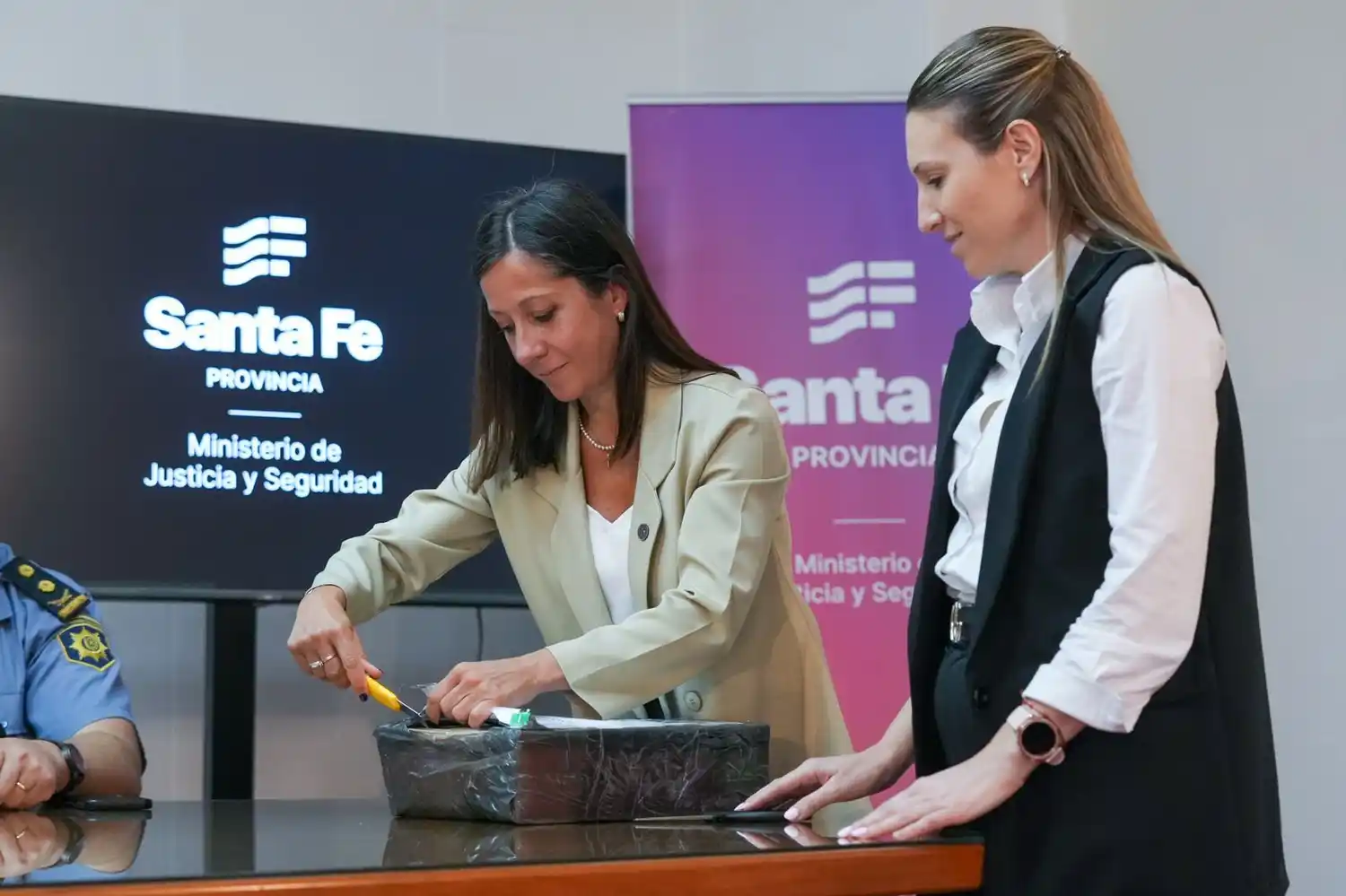 Apertura de sobres para la compra de indumentaria deportiva para cadetes de ISEP