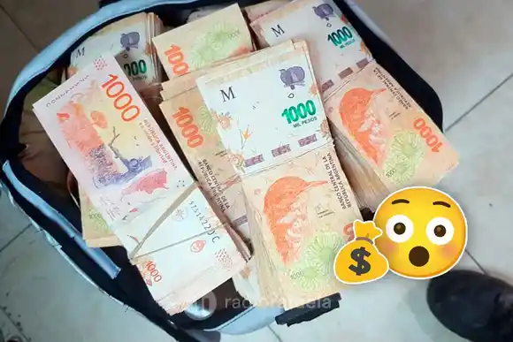 Encontró casi un millón de pesos en la calle y lo devolvió a su dueño: “Una caja tirada me llamó la atención”