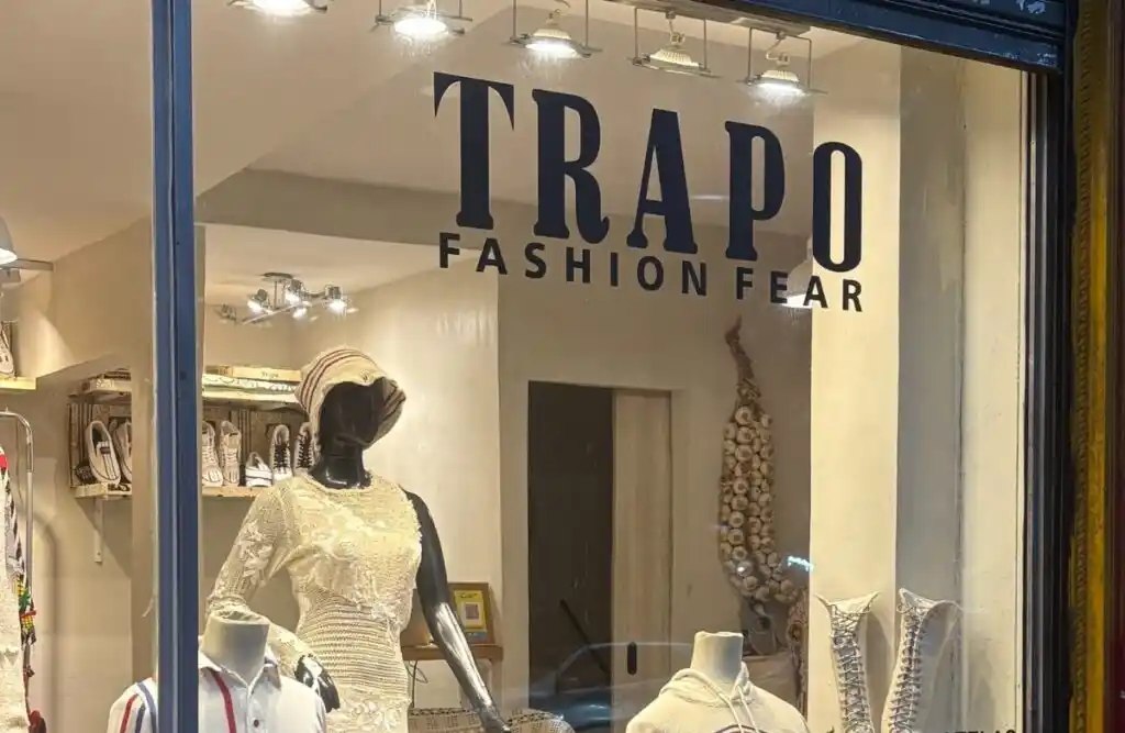 Abrió en Palermo un local que vende ropa hecha con trapos de piso y rejillas: las fotos de la ropa