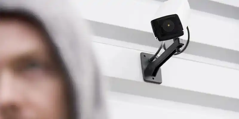 Rompieron la cámara de seguridad y robaron dinero y electrodomésticos a una familia venadense