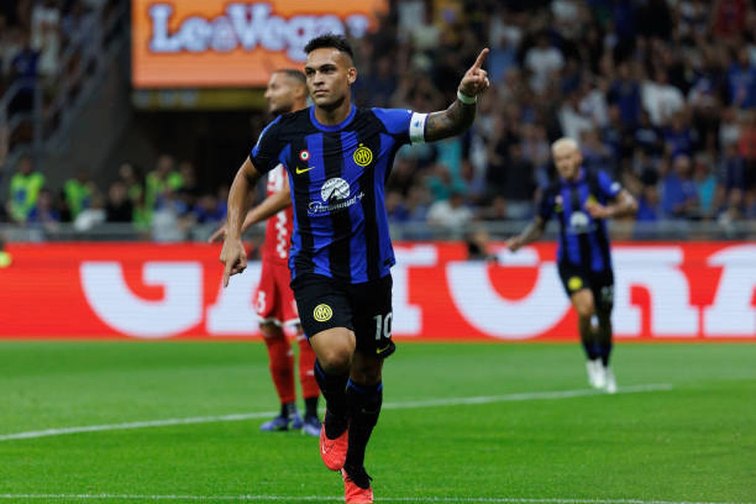 Lautaro Martínez anotó dos veces para vencer a Monza