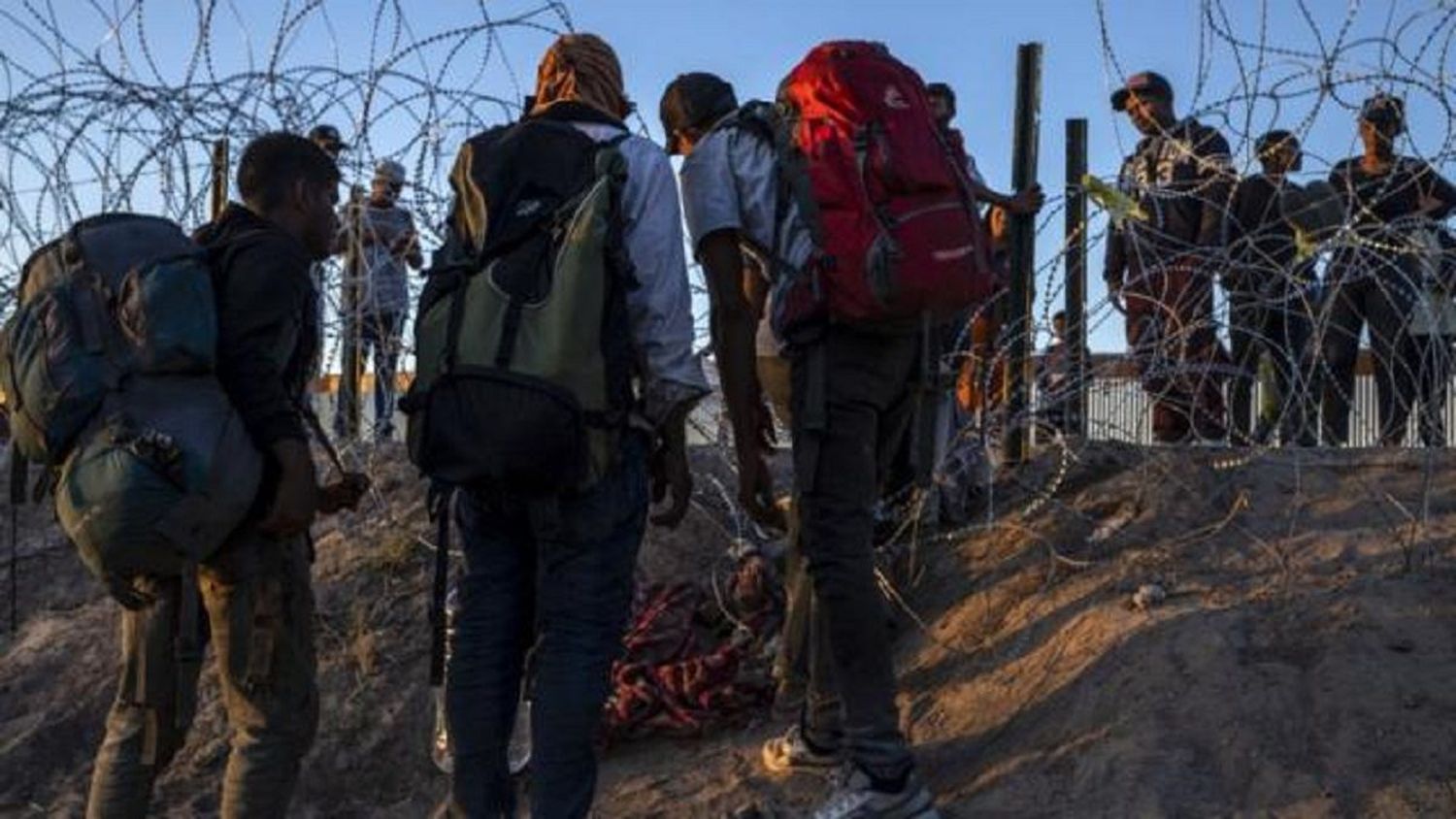MIGRANTES RECIBEN A PEDRADAS a agentes de la policía en la frontera: denuncian  violación de sus DD.HH.