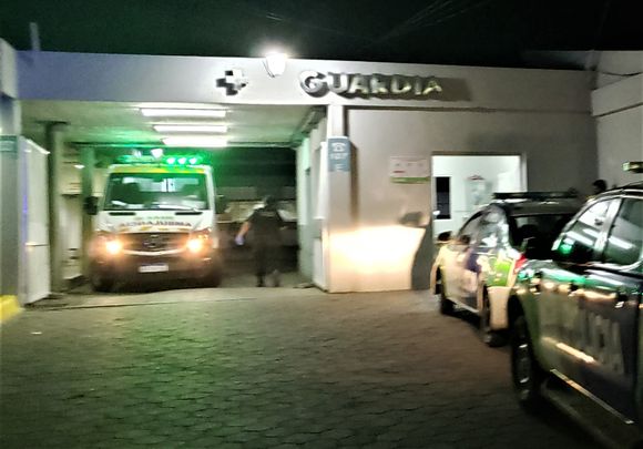 Derivan de urgencia al empleado de Lux embestido por el auto