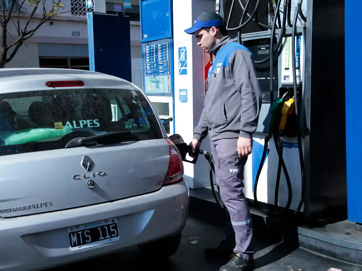 Combustibles: nafta súper por premium y tanque lleno solo para viajar