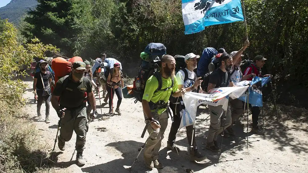 Comenzó la marcha de organizaciones hacia Lago Escondido.