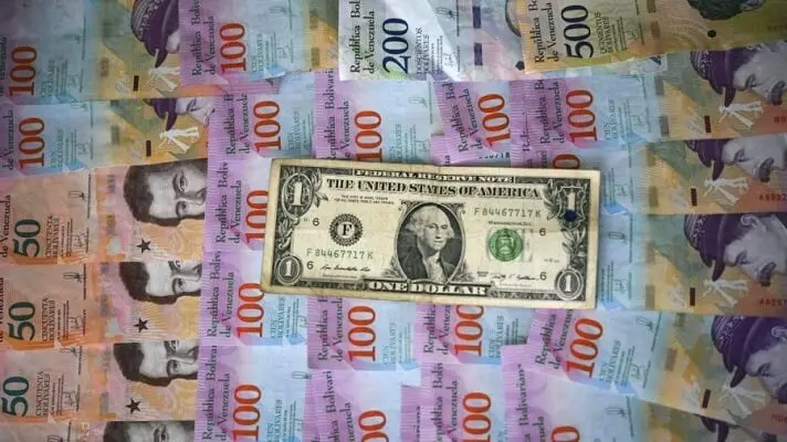¡SE LES FUE DE LAS MANOS! El dólar paralelo aumentó más de Bs. 800.000 en un mes