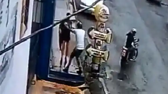 Cámara de seguridad capta a ladrones en pleno acto cerca de la Cruz Roja venezolana (+video)