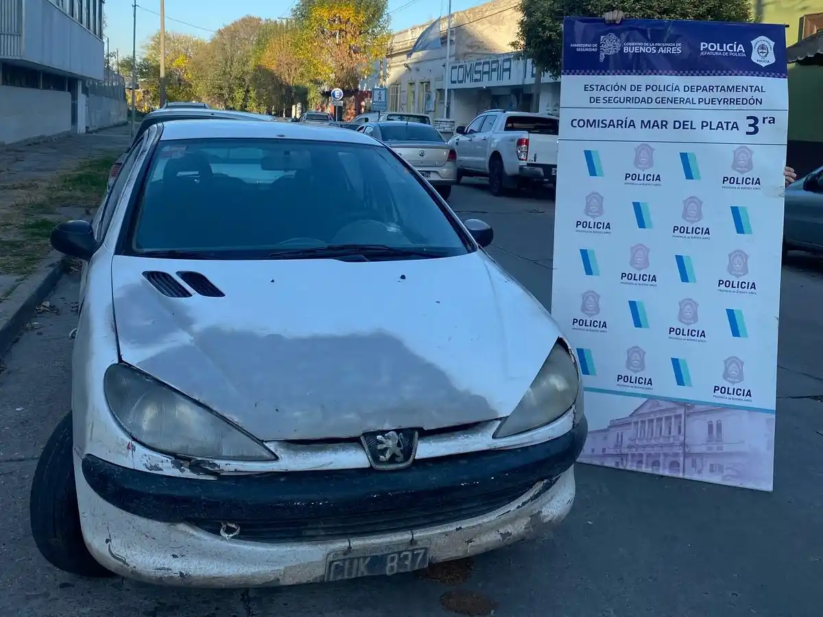 En este auto fue trasladada la víctima al hospital.