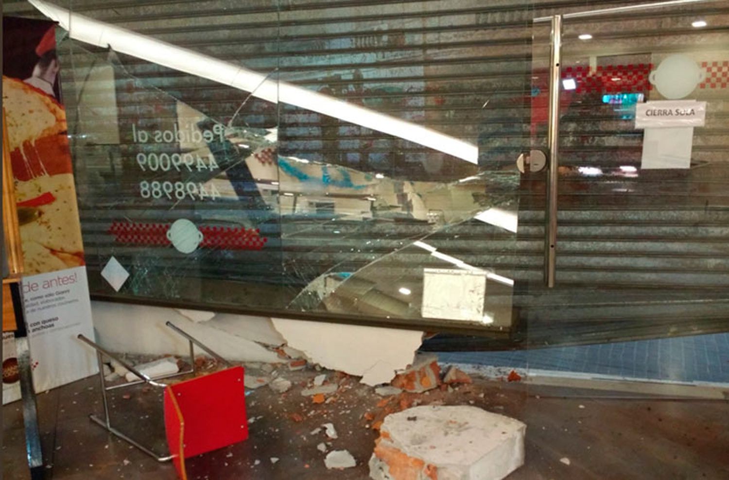 Chocaron dos autos y uno de ellos impactó contra un local de comidas