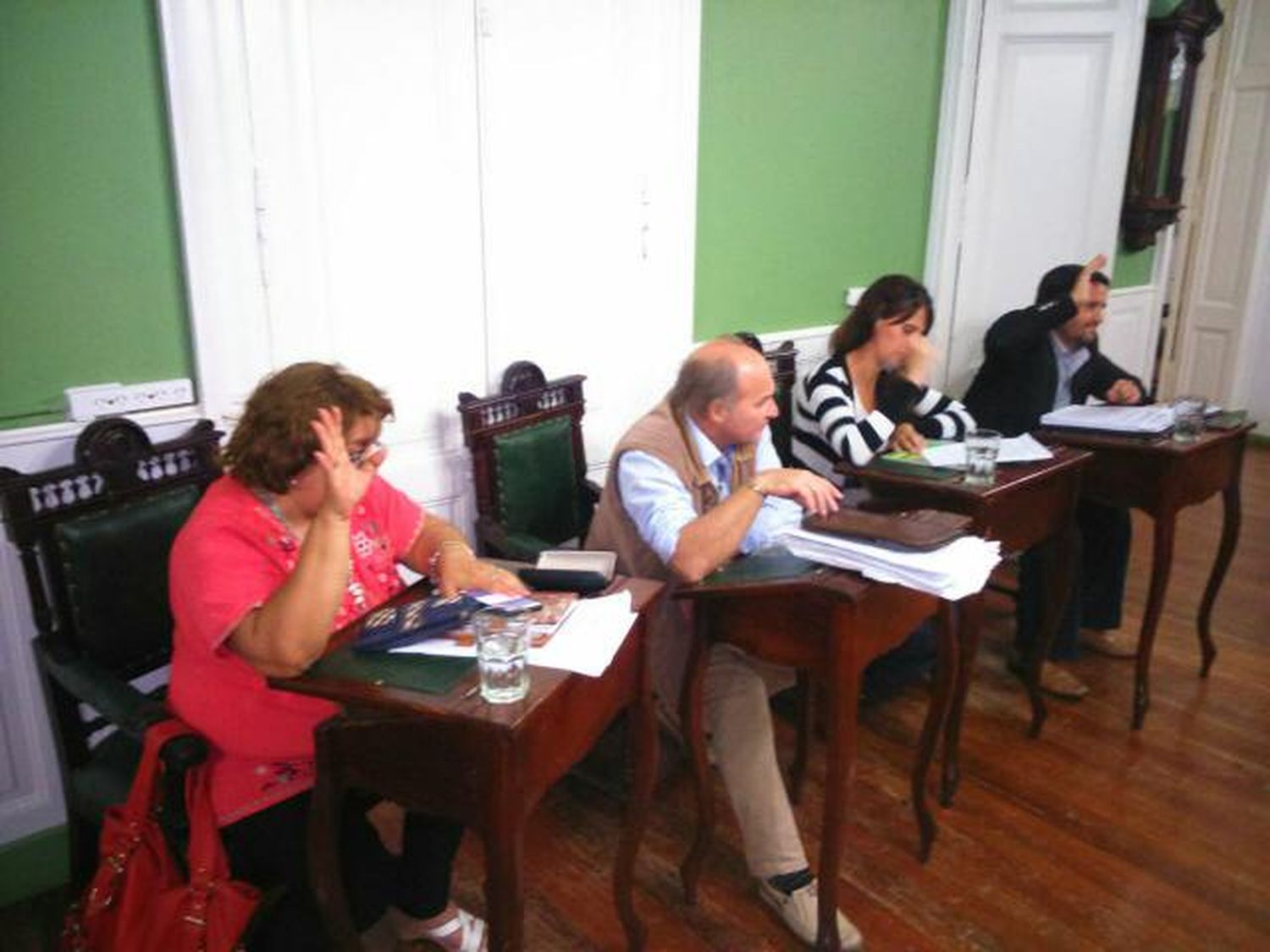 Concejales opositores cuestionan adicionales en los sueldos del Ejecutivo