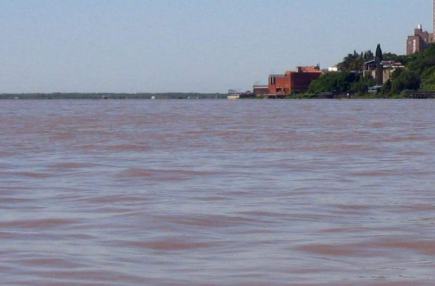 Un joven cruzó la barranca, bajó al río para hacer sus necesidades y quedó colgando de una rama