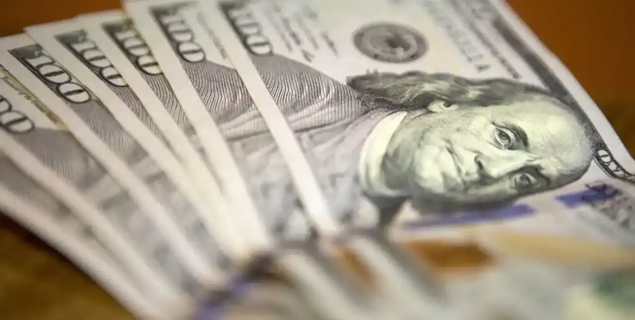 Después de haber comenzado la jornada con una suba de cinco pesos, el dólar blue retrocedió y cerró este martes 25 de febrero a 1240 pesos.