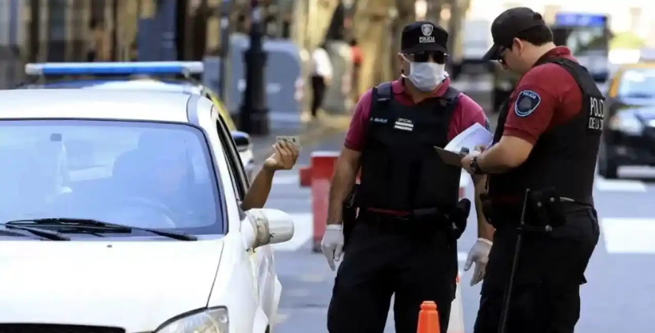 Tres policías fueron detenidos por robar 500 mil pesos en un control de tránsito