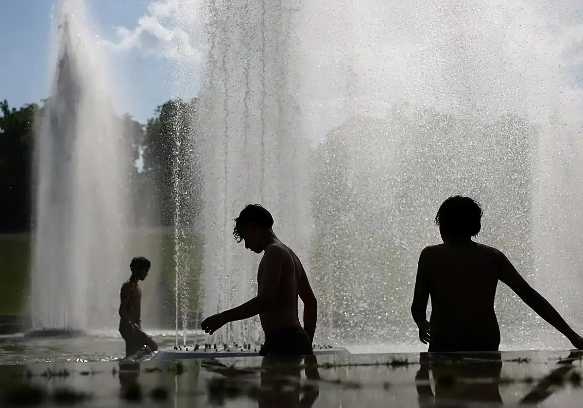 Por las temperaturas extremas, millares de personas se refrescan en donde pueden, incluso corriendo riesgo de vida.