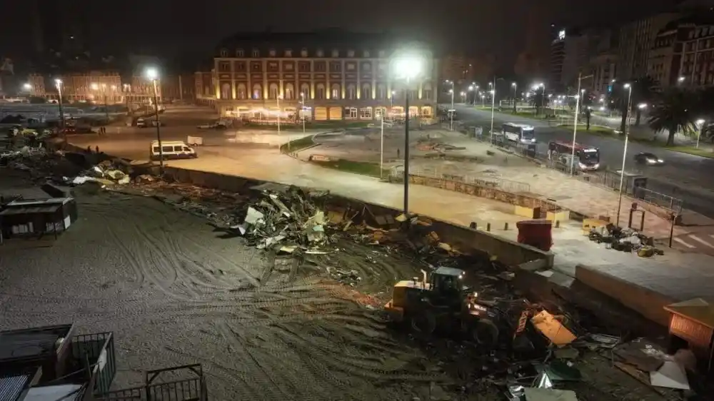 Los puestos de la "Feria de la Bristol" fueron demolidos durante la madrugada del jueves 16 de abril.