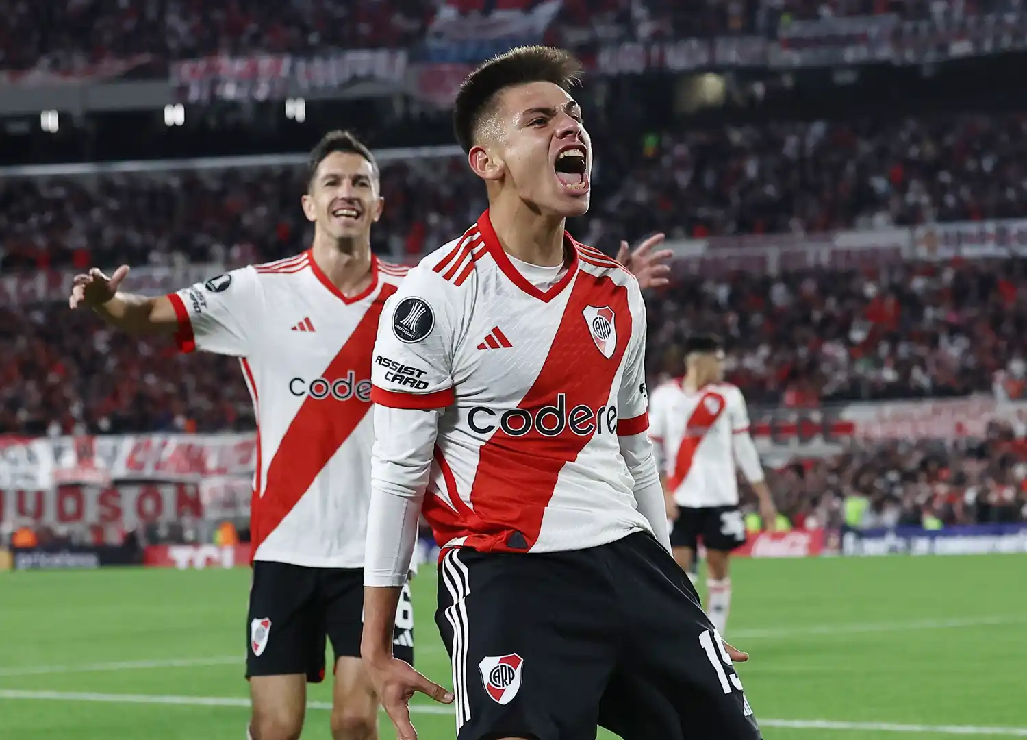Echeverri grita el gol que abrió el marcador en el Monumental.