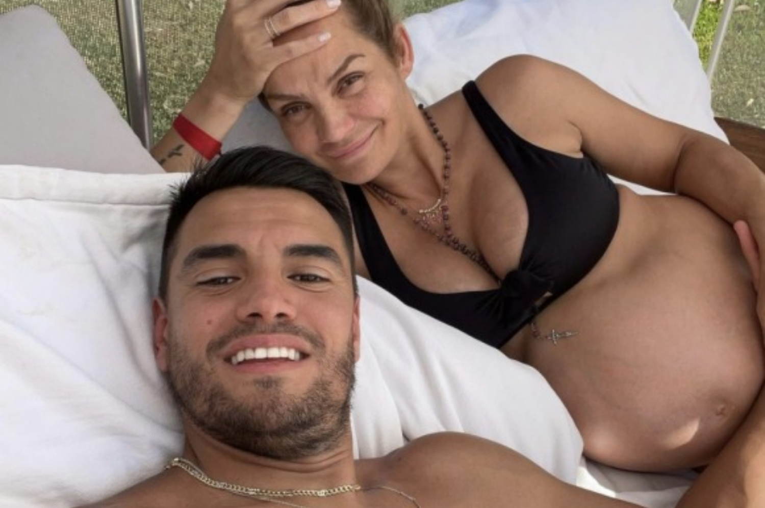 Eliana Guercio y Sergio Romero confirmaron que serán padres con una tierna foto