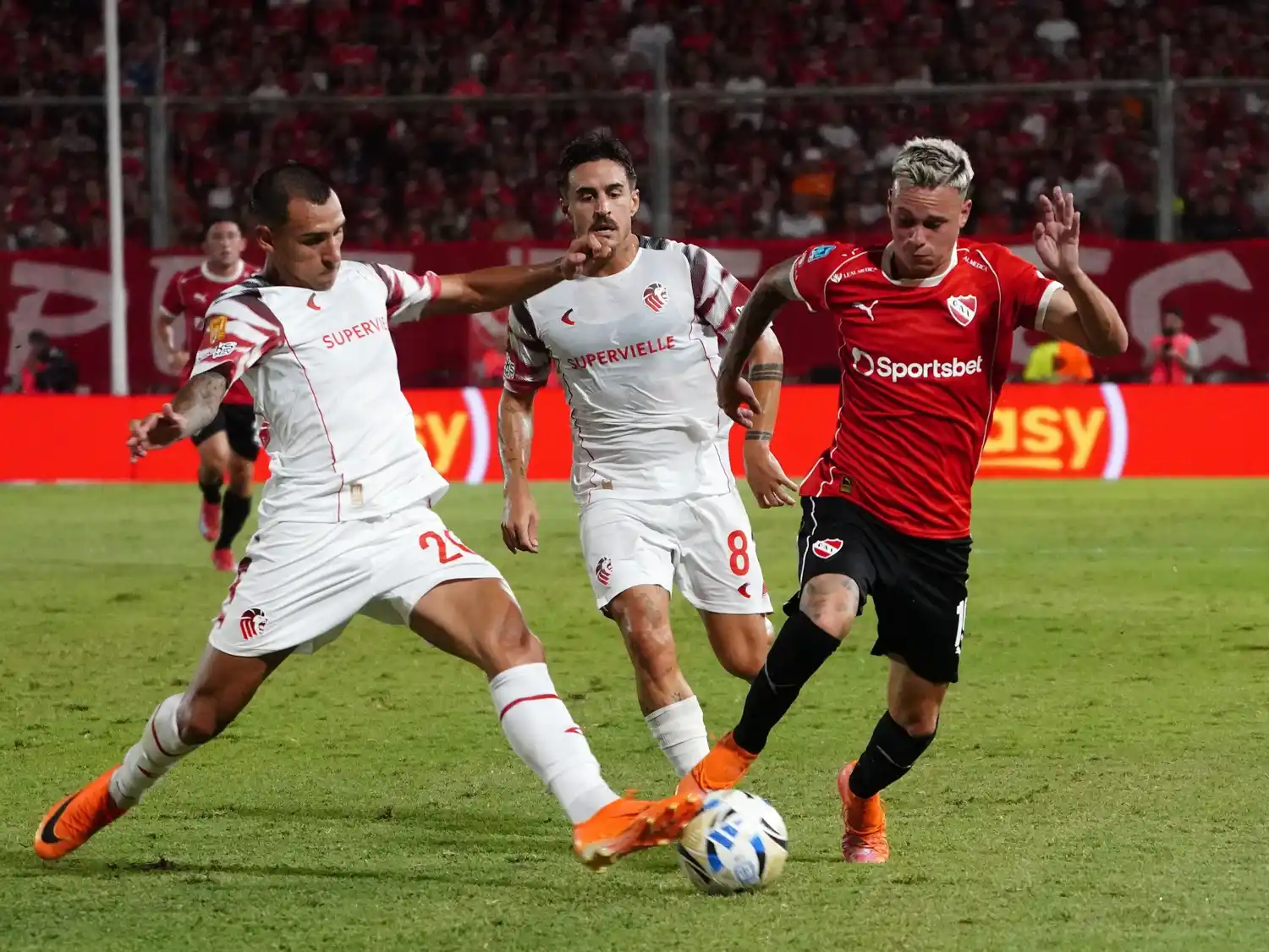 Neves y Meza intentan detener a Abaldo.