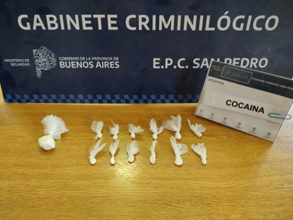 Aprehendieron a un joven con 13 envoltorios de cocaína