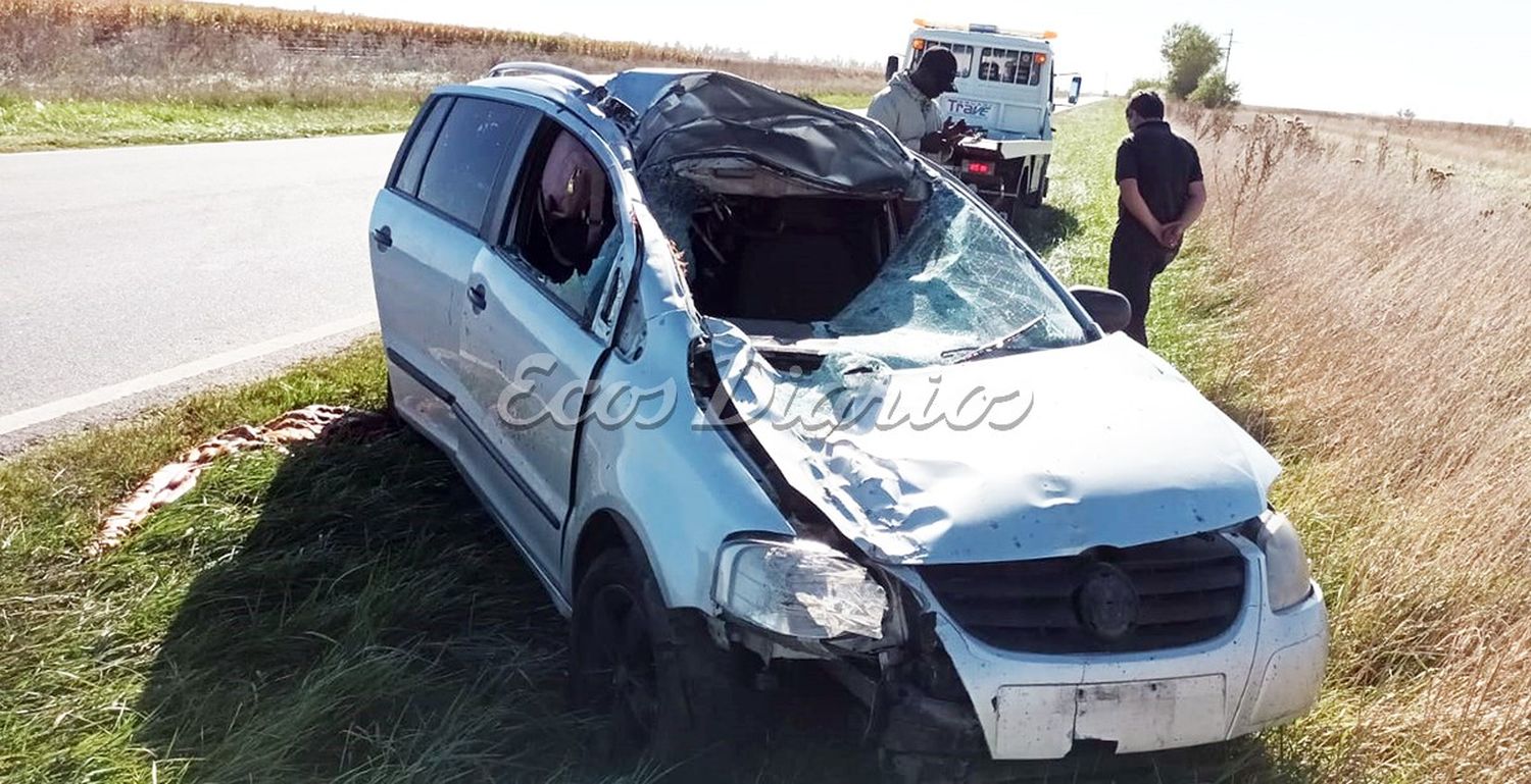 Semidestruido. Quedó el vehículo en el que viajaba la pareja