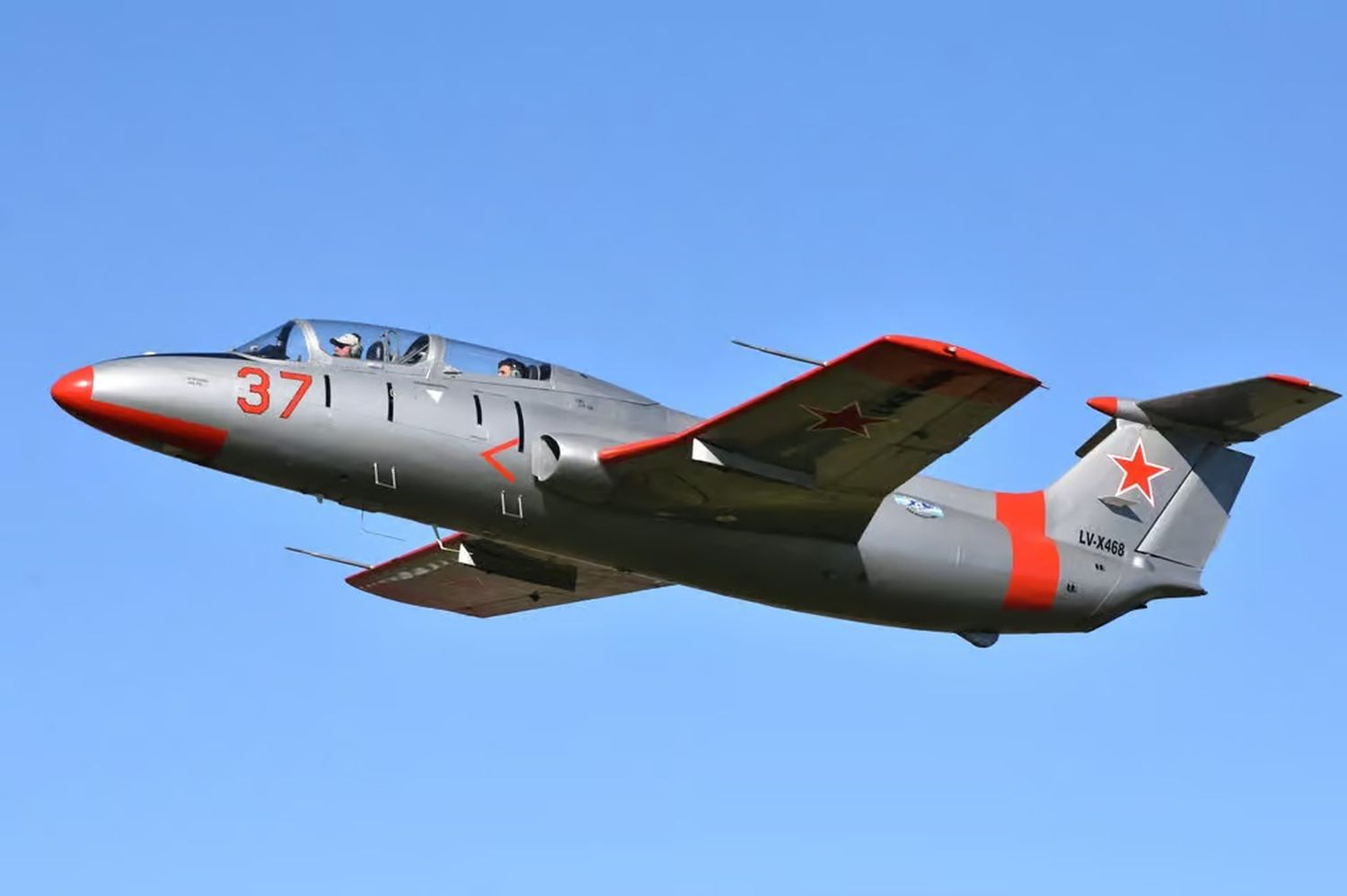 El avión L-29 perdió el control y se estrelló sobre un campo.