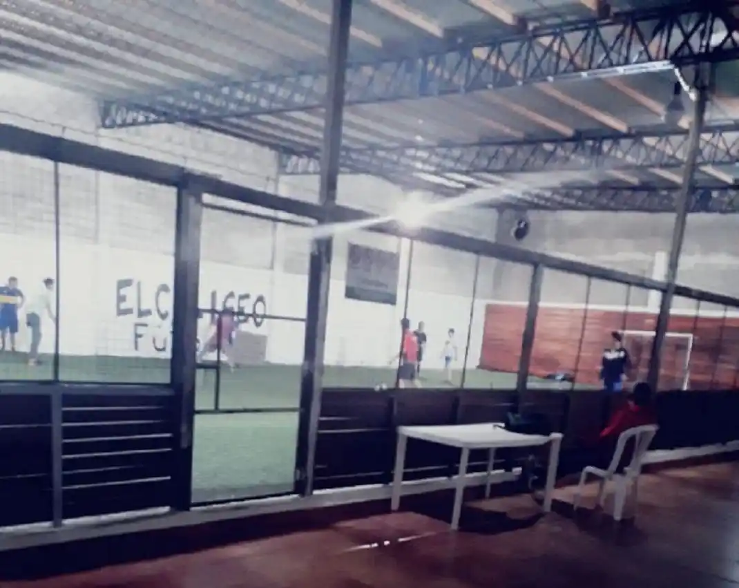 Clausuraron una cancha de Fútbol 5 donde estaban jugando un picadito