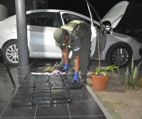 Santiago del Estero: hallaron 43 kilos de cocaína ocultos en el tablero de un auto