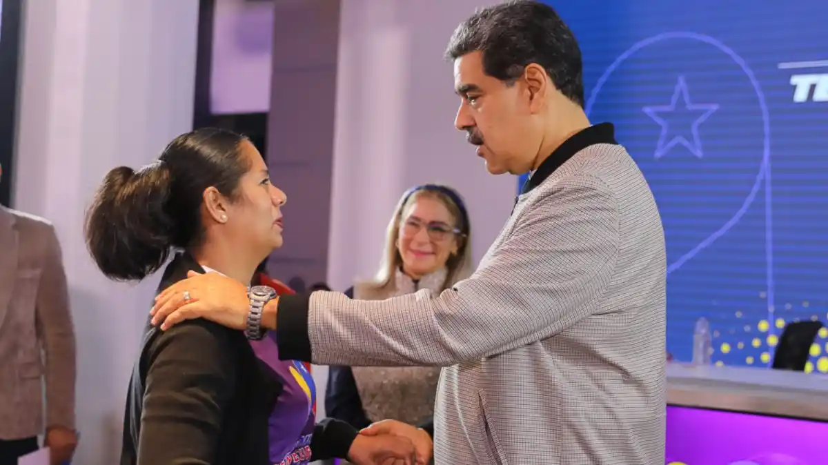MADURO ENTREGÓ CON BOMBOS Y PLATILLOS 1.500 créditos a mujeres emprendedoras