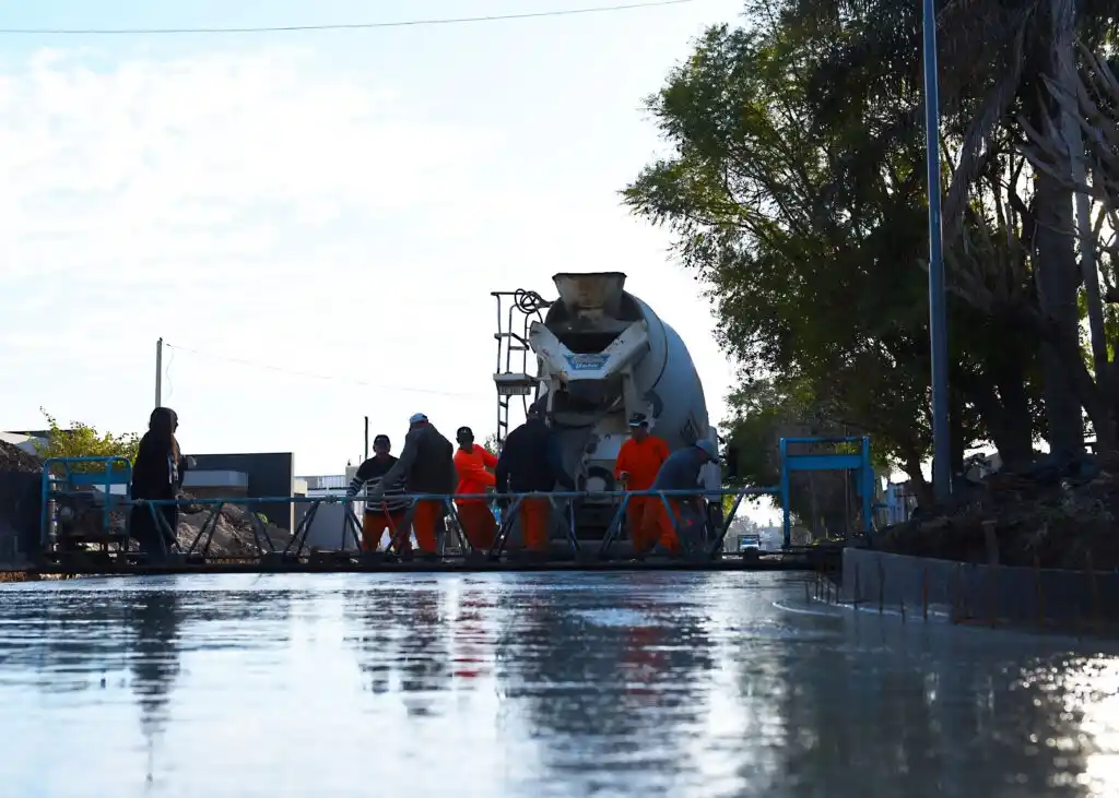 Avanzan las obras de pavimentación en Crespo: comenzó el hormigonado de calle Alem