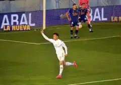 Racing goleó a Arsenal y quedó como escolta