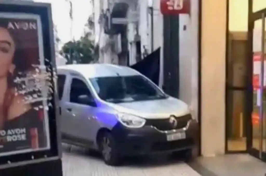 Recoleta: se desvaneció al volante, chocó contra la pared de un banco y murió