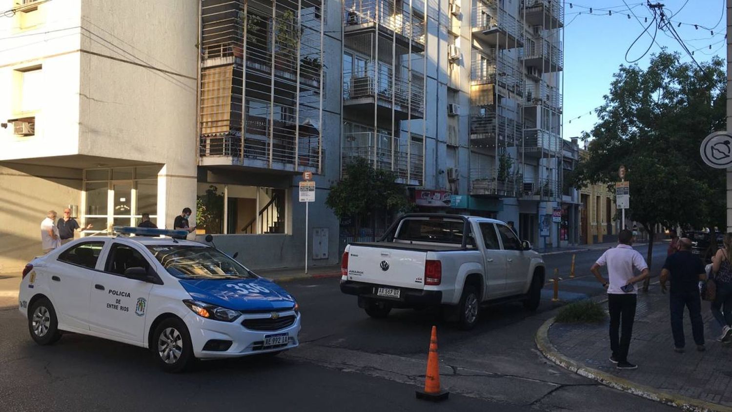 Un hombre se arrojó al vacío desde el último piso de un edificio