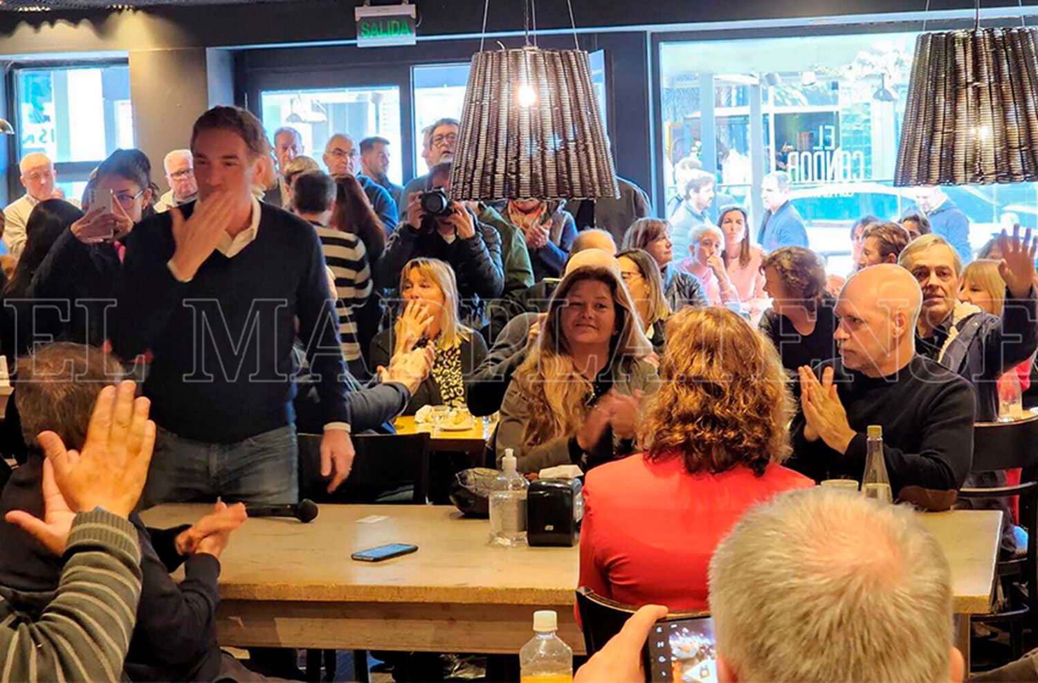 En Mar del Plata, Rodríguez Larreta y Santilli escucharon a vecinos en un café de Güemes