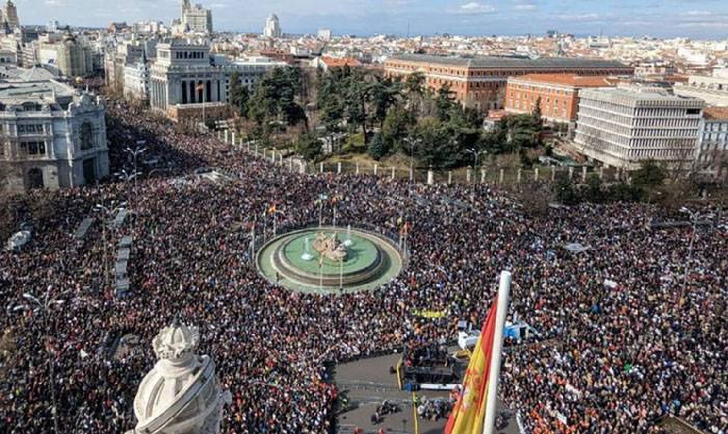 Masiva protesta en Madrid en defensa de sistema público de salud