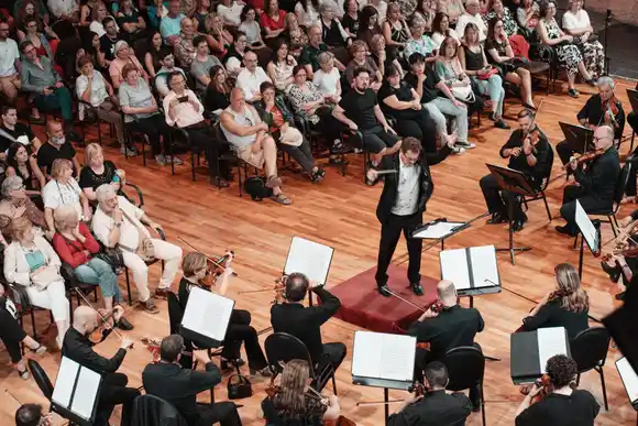 Comienza el programa Por primera vez en el concierto