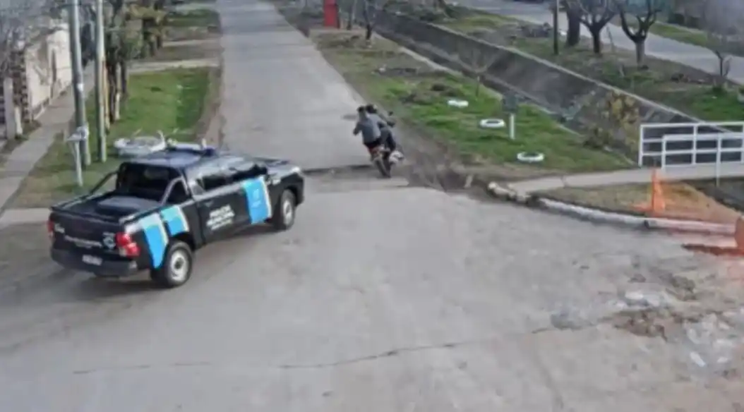 Detuvieron a un policía y su cómplice por robar una moto e intentaron coimear a personal de seguridad